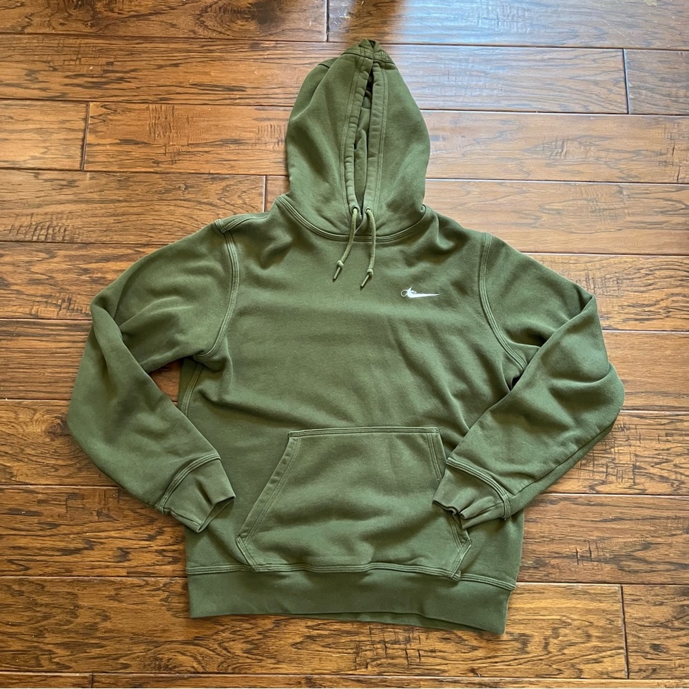 Nike Solo Swoosh
Women’s Pullover Hoodie